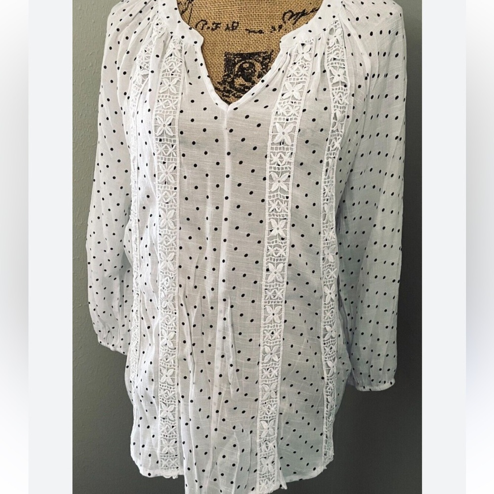 Counterparts Black Polka Dot Blouse
Caja 8